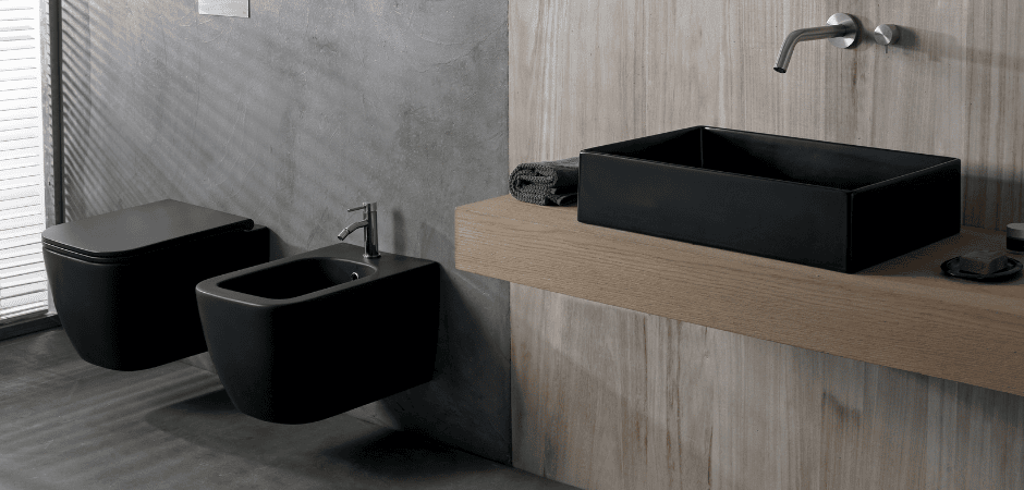 Bagno stile moderno con sanitari sospesi neri - Sacarabeo Ceramiche