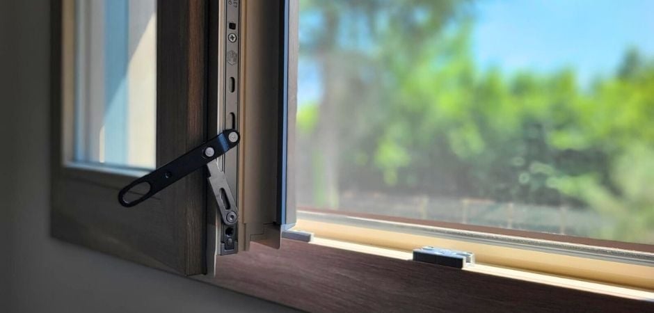 Infisso con ferramenta ad alte prestazioni