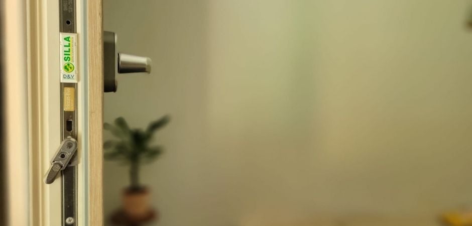 Maniglia per infisso con chiusura fluida e ferramenta di qualità