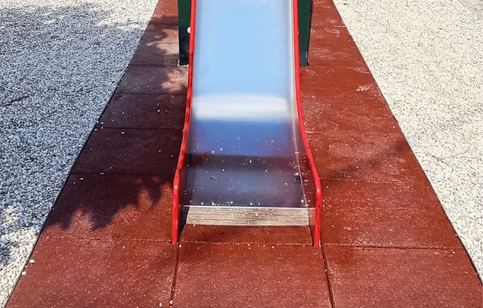 Pavimentazione antitrauma sotto scivolo