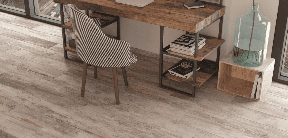 Pavimento effetto legno in posa lineare in studio moderno