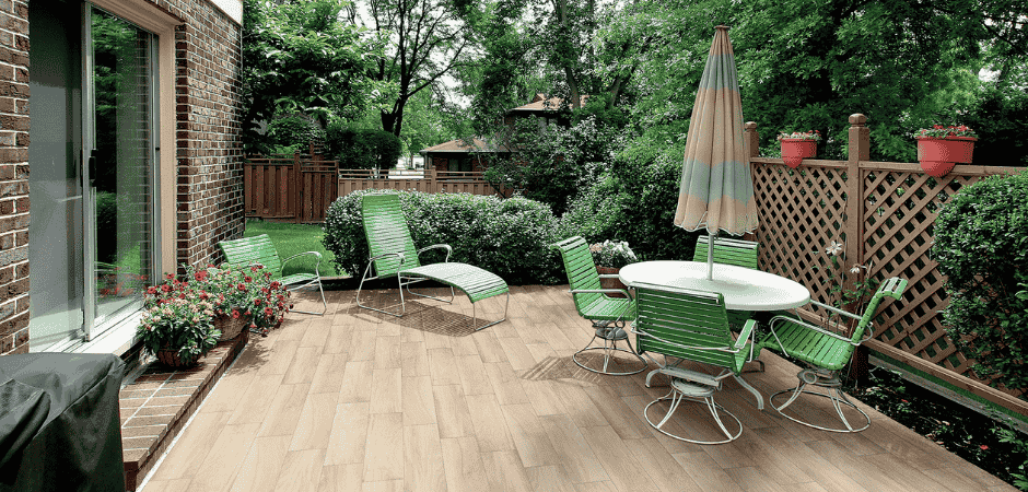 Pavimento effetto legno per cortile