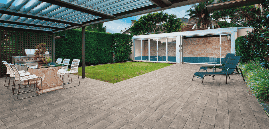 Pavimento in gres porcellanato per cortile moderno