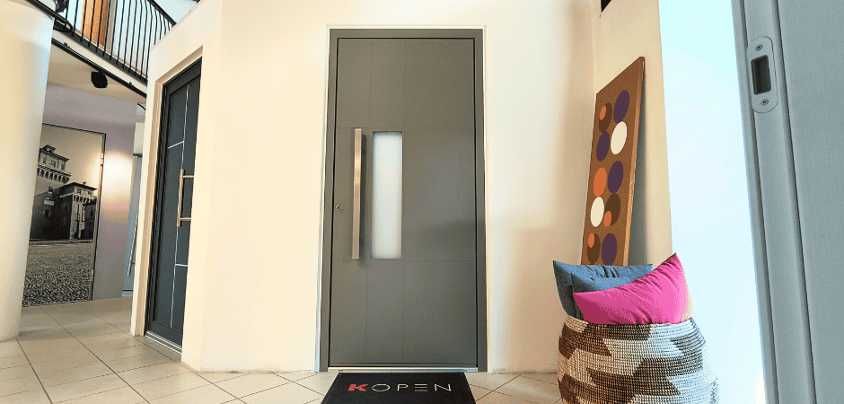 Porta di ingresso grigia vetro con sistemi di sicurezza