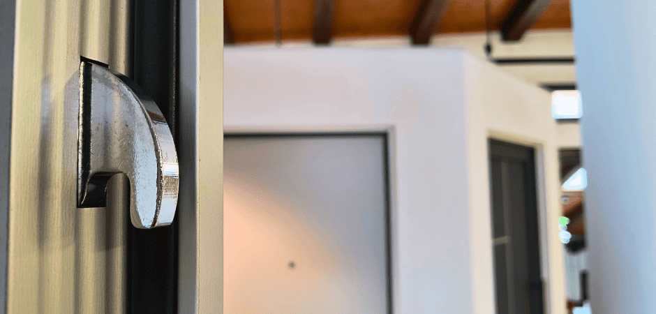Gancio di sicurezza per chiusura anti-sollevamento su porta blindata, particolare tecnico