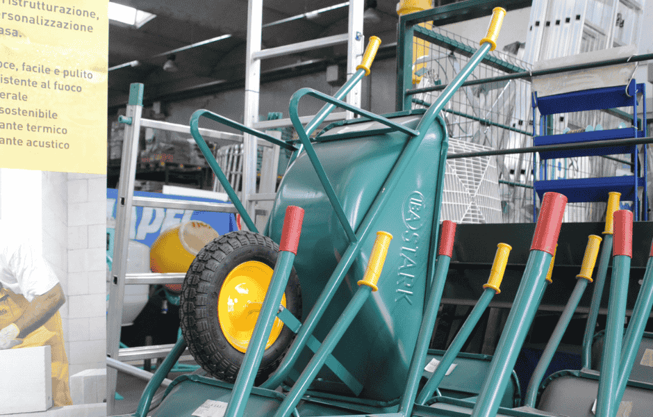 attrezzi fai da te primavera guanti carriola lavori casa