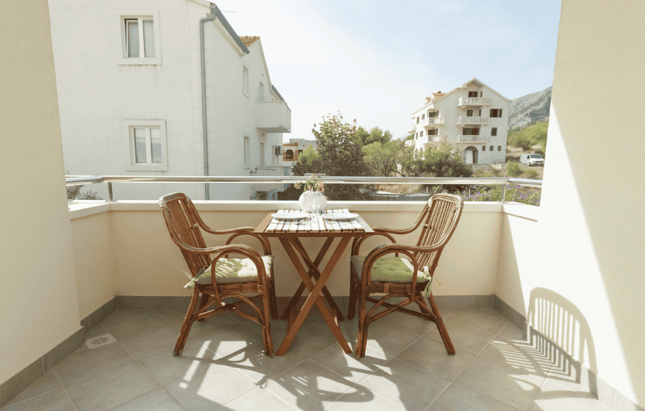 balcone rinnovato pavimento esterno spazio relax primavera