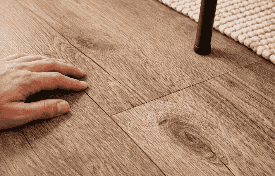 dettaglio pavimento resiliente effetto legno