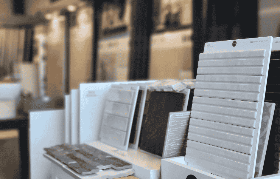 rivestimento chiaro per bagno di piccole dimensioni