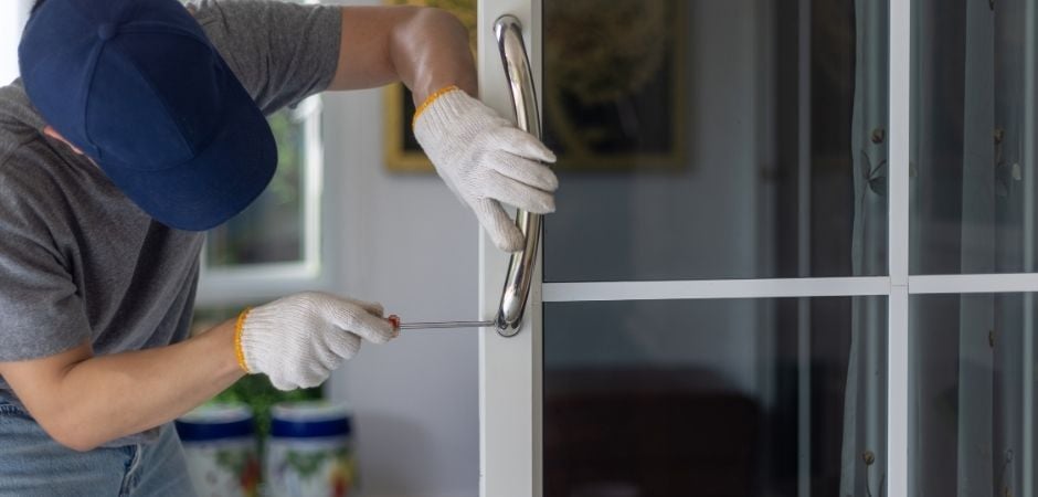 Installazione serramento con ferramenta professionale