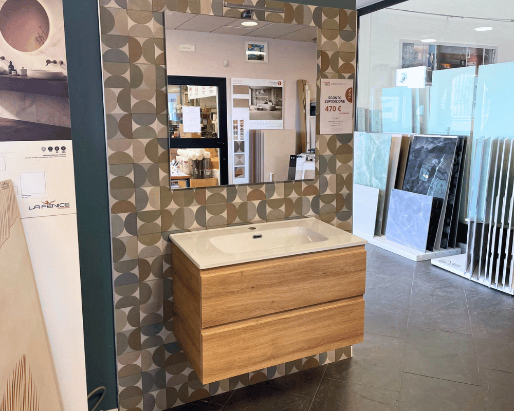 Mobile bagno sospeso Novellini Cubo effetto legno con lavabo e specchiera