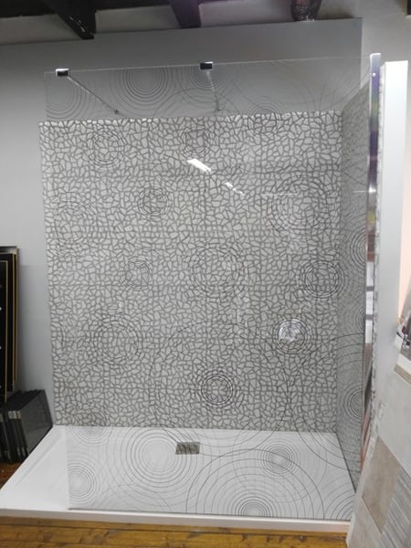 Doccia per un bagno moderno elegante senza box tradizionale