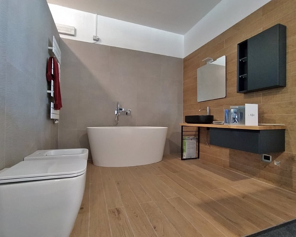 Progetto di un bagno moderno elegante con la vasca