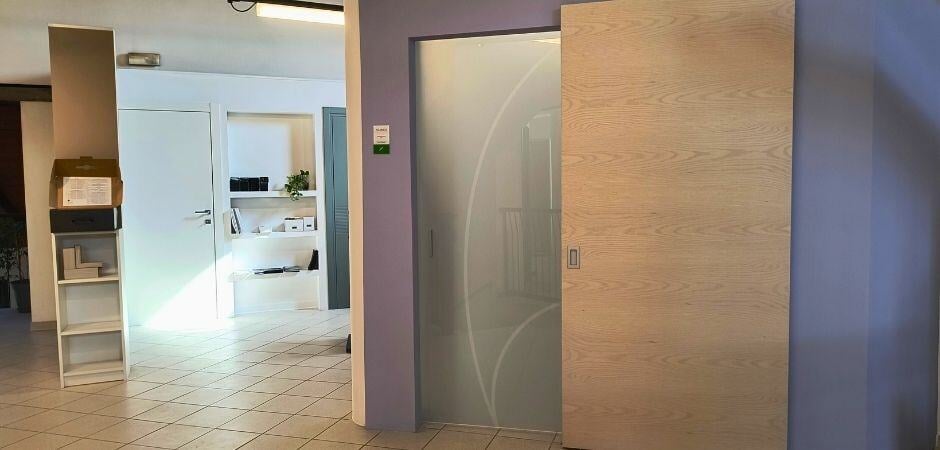 Porte scorrevoli con finitura legno a Ferrara